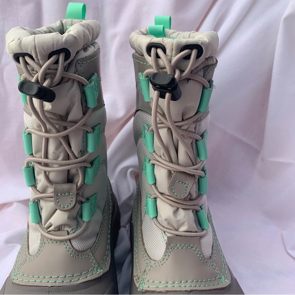 The North Face Waterproof/Insulated Boots (Size 4) Gray w/Seafoam Green Trim - Picture 9 of 16